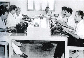 Mesa de redacción de El Nacional en 1951. De izquierda a derecha: Abel Jones, Álvaro Cepeda, José María del Castillo, Alfonso Castro Bermúdez, Olga Salcedo de Medina, Gabriel Garcia Márquez y Milvio de la Hoz

